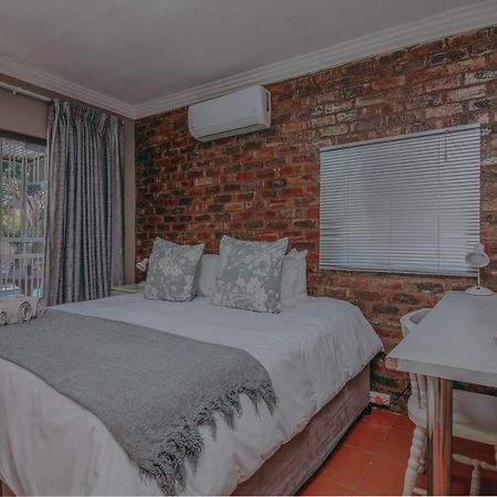 Cosy Cottages Guesthouse Potchefstroom Bagian luar foto