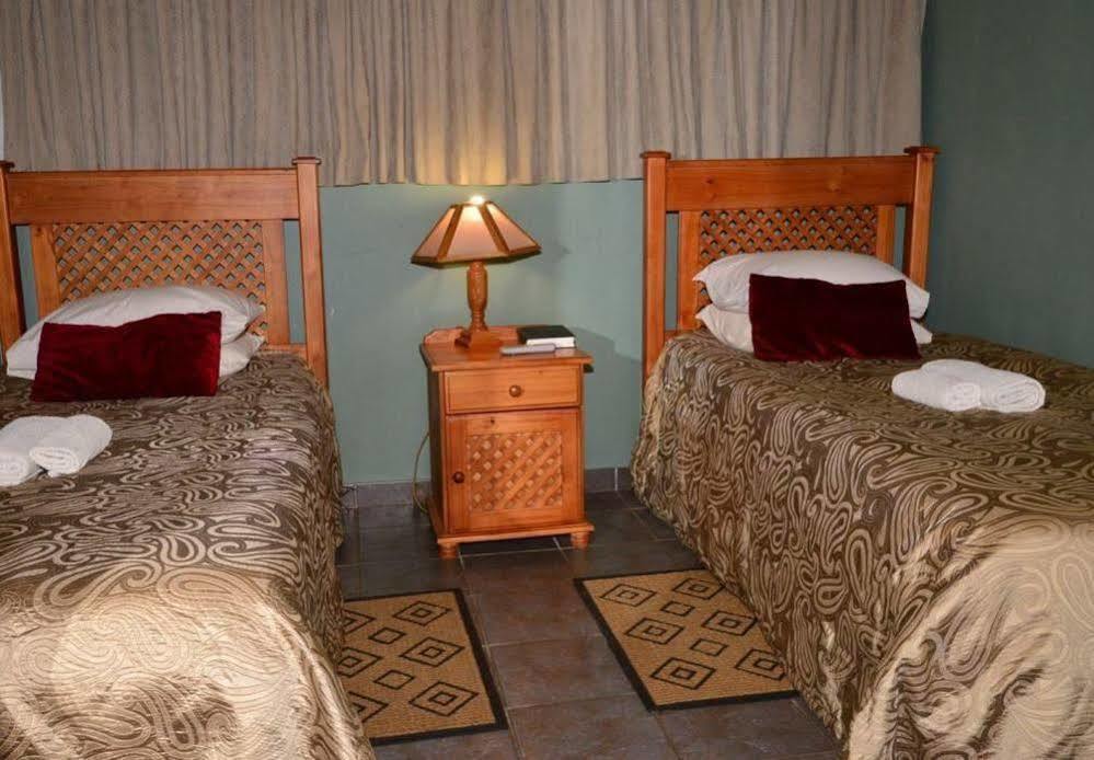 Cosy Cottages Guesthouse Potchefstroom Bagian luar foto